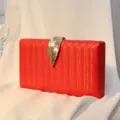 Elegante rote Abendtasche mit Textur und metallischem Blattverschluss für Damen. - Rot