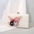 Elegante Abendtasche in Cremeweiß mit 3D-Stoffblumen für Hochzeiten und Abendpartys. - Beige