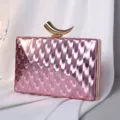 Elegante rosa Abendtasche mit Fischschuppen-Muster und goldenem Hornverschluss - Rosa