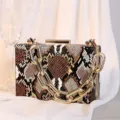 Elegante Box-Clutch mit Schlangenmuster aus PU-Leder und einer auffälligen Goldkette - Braun