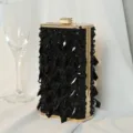 Detailansicht der handgefertigten schwarzen Perlenabendtasche mit Schmucksteinen und Goldverschluss - Schwarz