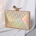 Elegante irisierende Abendtasche mit Fischschuppen-Muster und goldenem Hornverschluss - Champagner
