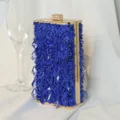 Detaillierte Makroansicht der handgefertigten königsblauen Perlenabendtasche mit Kristallen - Blau