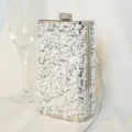 Detaillierte Ansicht einer handgefertigten Vintage-Abendtasche mit eleganten weißen Pailletten. - Silber