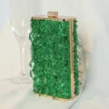 Detailansicht der grünen handgefertigten Abendtasche mit Pailletten und Kristallakzenten - Grün