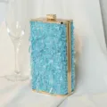 Detailansicht der hellblauen Perlen-Abendtasche mit Goldrahmen und Kristallverschluss - Himmelblau