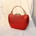 Elegante rote Strass-Abendtasche mit goldenem Metallgriff für formelle Anlässe. - Rot