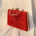 Elegante rote Abendtasche mit Falten-Design Glitzerstoff und goldenem Metallgriff - Rot