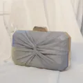 Elegante silberne Glitzer-Abendclutch mit Falten und einem schicken goldenen Verschluss - Blau
