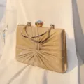 Elegante goldene Falten-Abendtasche mit Edelsteinverschluss und Metallringgriff - Gold
