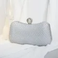 Elegante silberne Abendtasche aus Mesh mit schimmernden Kristallen und Perlenverschluss. - Silber