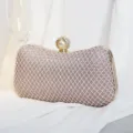 Funkelnde Abendtasche in Roségold mit Strassgitter und elegantem Perlenverschluss - Roségold