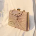 Edle glitzernde champagnerrosa Vintage-Abendtasche mit Kristallverschluss und Metallgriff - Laser Rosa