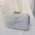 Elegante silberne Abendtasche mit Glitzerfalten und goldfarbenem Metallrahmen - Silber