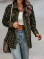Nahaufnahme einer Cordjacke mit Leopardenmuster, klassischen Knöpfen und Taschen - Armeegrün