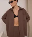 Elegante set camicia oversize marrone cacao e pantaloni a gamba larga coordinati - Marrone scuro