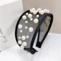 Detailansicht eines schwarzen Netzkopfbandes mit eleganten weißen Perlen und breitem Rand - Netz Perlenbesetzter Perlenstil (Schwarz)
