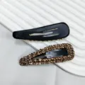 Vue détaillée de barrettes goutte avec strass champagne et base en métal noir de qualité - Barrette BB Goutte d'Eau en Strass 3D / Marron
