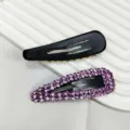 Vue macro de barrettes à cheveux ornées de strass violets sur support blanc - Barrette BB Goutte d'Eau en Strass 3D / Mauve Clair