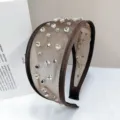 Nahaufnahme eines eleganten Netzstirnbands mit funkelnden Strasssteinen und Nieten - Netz Perlenbesetzter Strassstil (Kaffee)