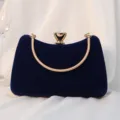 Elegante dunkelblaue Abendtasche aus Samt mit Goldkette und Schmuckverschluss - Blau
