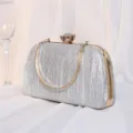 Elegante silberne Glitzer-Abendtasche mit Kristallverschluss und goldener Kette. - Silber