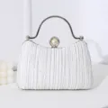 Elegante weiße Abendtasche mit Falten, Perlenverschluss und Metallgriff - Weiß
