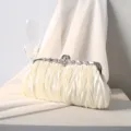 Elegante cremefarbene Abendtasche mit Falten für Hochzeiten Brautfeiern und Partys - Gebrochenes Weiß