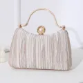 Champagnerfarbene plissierte Abendtasche mit Perlenverschluss und Strassgriff - Aprikose