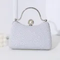 Elegante silberne Glitzer-Abendtasche mit Strassgriff und Perlenverschluss - Silber