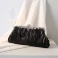 Elegante schwarze plissierte Abendtasche mit Strassverschluss für Hochzeitsbankette - Schwarz