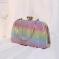 Elegante Glitzer Regenbogen Abendtasche mit goldener Kette und Juwelenverschluss - Bunter Gradient