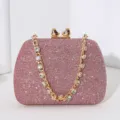 Elegante rosa glitzernde Abendtasche im Box-Stil mit Herzverschluss und einer Strasskette. - Rosa