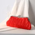 Rote gefaltete Abendtasche aus Satin mit glitzerndem Strass-Blumen-Metallrahmen - Rot