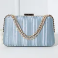 Elegante hellblaue Abendtasche mit Glitzer-Finish und Strass-Doppelkettenriemen. - Blau