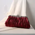 Elegante weinrote Abendtasche mit Plissee und kristallbesetztem silbernem Metallrahmen - Burgunderrot