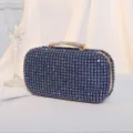 Elegante blaue Abend-Clutch mit Straßbesatz und einem funkelnden Metallgriff oben - Blau