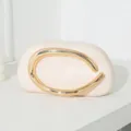 Elegante cremefarbene Abend-Clutch mit einem markanten Goldmetallgriff für Partys. - Weiß