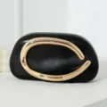 Elegante schwarze Clutch mit klobigem goldfarbenem C-Metallgriff für Abendpartys - Schwarz