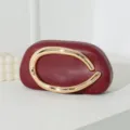 Elegante weinrote Abend-Clutch mit einem einzigartigen Griff aus goldenem Metall - Burgunderrot