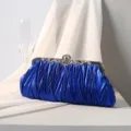 Elegante königsblaue Abendtasche aus plissiertem Satin mit funkelnder Strassverzierung - Blau