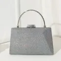 Elegante silberne Abend-Clutch mit schillernder Craquelé-Textur und Metallgriff - Silber