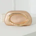 Elegante champagnergoldene Abendtasche mit einem markanten runden Metallgriff-Design. - Champagner