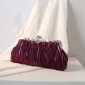 Elegante lila plissierte Satin-Abendtasche mit einem kristallverzierten Rahmen - Lila
