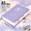 Lila A5 2025-2026 Terminplaner mit Monatstabs, himmlischem Design und Gummiband - Sternenhimmel-Muster (2025-2026) / A5 / Englische Version / Lila