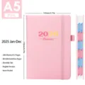 Agenda giornaliera 2026 A5 rosa con schede mensili e 412 pagine di carta senza acidi - modello A / Pagine Interne in Inglese / Rosa