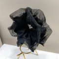 Detailweergave van een grote zwarte satijnen scrunchie met strassteentjes en gaasranden - Zwart (Zwarte Strass)