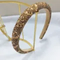 Nahaufnahme eines luxuriösen goldenen Kristallstirnbands mit funkelnden Strasssteinen - 1.8cm Breit / Braun