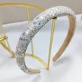 Detailansicht eines Luxus-Haarreifs, der komplett mit funkelnden Kristallen besetzt ist - 1.8cm Breit / Mehrfarbig