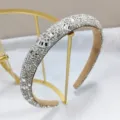 Detailaufnahme eines luxuriösen Haarreifs, voll besetzt mit funkelnden Kristallen und Steinen - 1.8cm Breit / Weiß